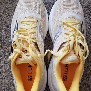 Saucony Triumph 21 shoes, NWT, size 10.5, Glow/Sundown